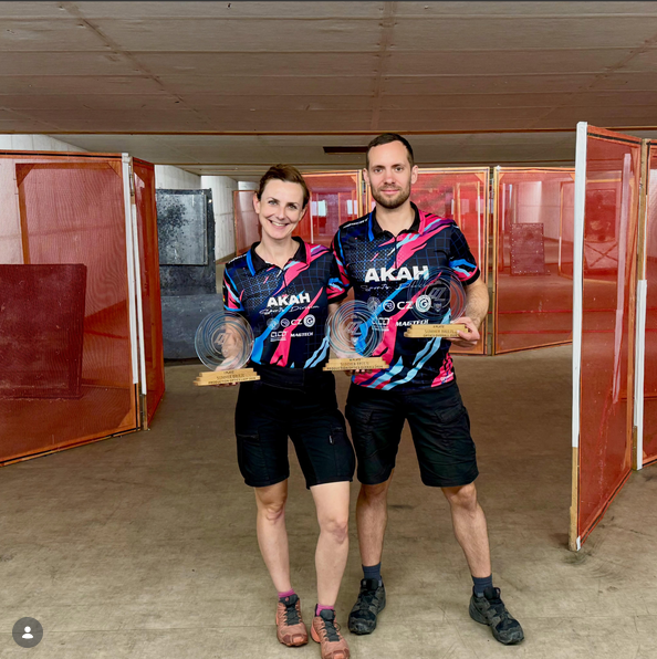 Zwei Sportschützen mit Pokalen