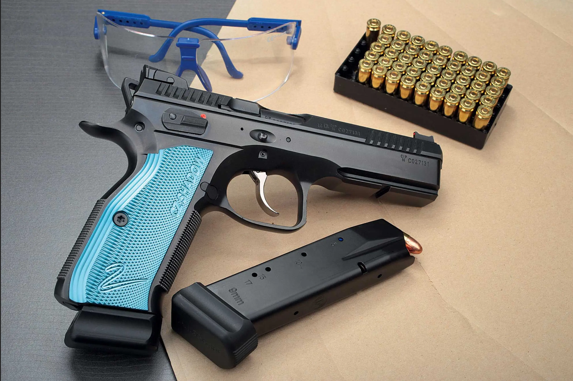Sportwaffe mit Munition und Schießbrille